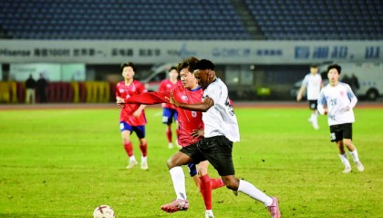 五星体育免费在线观看-湘潭市“贺岁杯”足球邀请赛半决赛打响！雨湖岳塘力克对手会师决赛